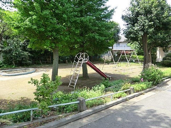 六角橋五丁目公園(六角橋五丁目公園まで700m)