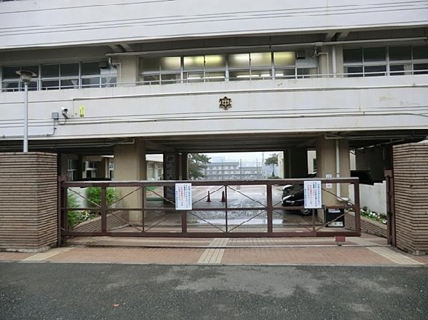 横浜市立浦島丘中学校(七島町公園に隣接する中学校。校庭が広くのびのびと運動でき、部活動も活発に行われています。図書館の蔵書も多く充実しています。)