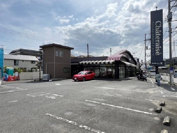 シャトレーゼ羽沢店(契約農家から仕入れた自然素材を使った焼き菓子店。手頃な価格と美味さで人気。ワイン、アイスなどもあります。)