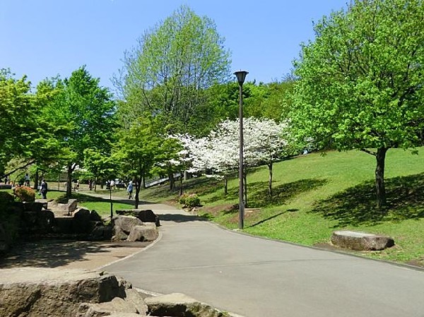 岸根公園(岸根公園まで600m　広々とした芝生広場や桜が綺麗な篠原池のほか、野球場、県立武道館などがあります。「忍者とりで」は、吊り橋などの複合遊具があり、子どもたちに人気のスポットです。)