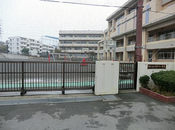 横浜市立神大寺小学校(横浜市立神大寺小学校まで290m　各学年4～5クラスの小学校。教育目標は「考える力、大好きなものを増やせる心、自分から行動する力、人のために役立とうとする意志、世界への関心を育てる」)