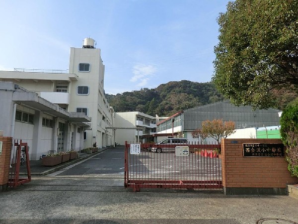 横浜市立西金沢義務教育学校（中学校）(横浜市立西金沢義務教育学校（中学校）まで400m)