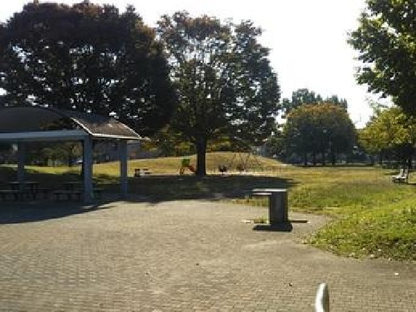 椚谷公園(椚谷公園まで1200m 樹木が立ち並び、木漏れ日を愉しめる公園。都会の騒がしさから解放される、大人も癒される落ち着きある空間が広がります。遊具だけではなく、駆け回れる広いスペースもあります。)