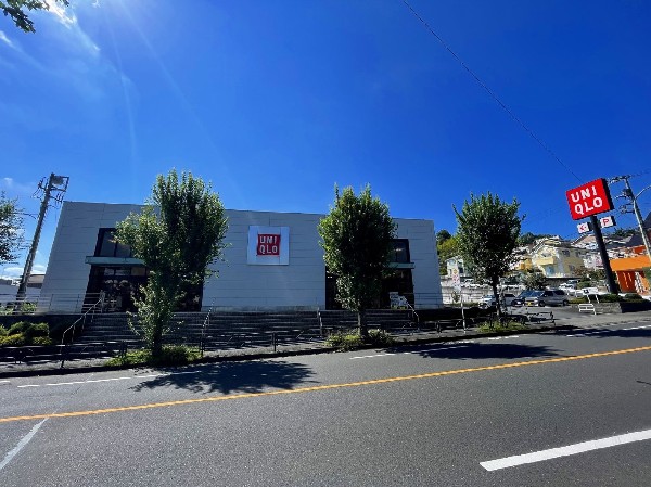 ユニクロ鶴川町田店　(シンプルなデザインと価格で人気。フリース、ライトダウン、エアリズム、ヒートテックなどおなじみ。)