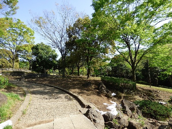 王禅寺ふるさと公園　(多摩丘陵の豊かな自然を生かし、水と緑をテーマとして作られた公園。多目的広場、芝生広場、自然林を生かした散策道、富士山展望広場などあり。)