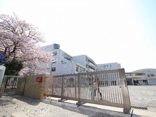 下田小学校　(小中一貫教育を推進している小学校。義務教育９年間の学習指導と生活指導の円滑な接続が図れるよう、中学校区を基本として推進しています。)