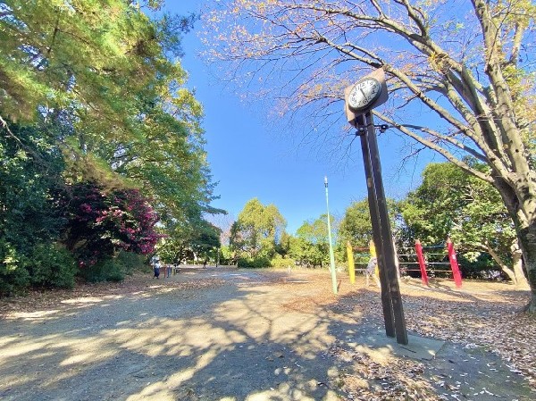 白鳥公園(住宅街らしく近隣には公園が複数ありますので、お子様にも嬉しい住環境です。きっと、お気に入りの公園がみつかるはずです。)