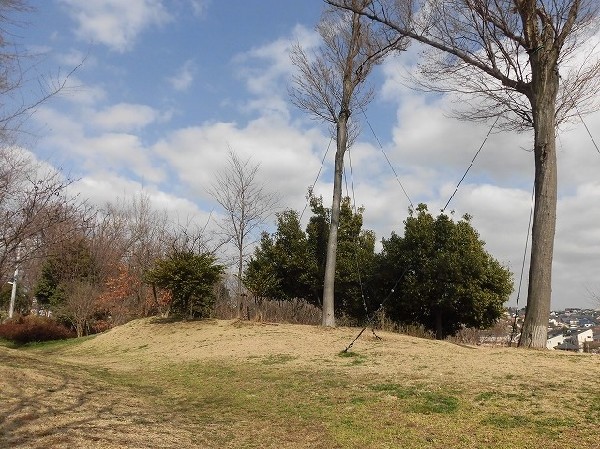 万福寺さとやま公園(徒歩約30分のコースをゆっくりと楽しむことができる公園。公園の北側に位置する円形広場の高台には見晴らしテラスが設置されています。)