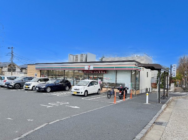 セブンイレブン横浜奈良北団地店(セブンミールは大好評です。公共料金の支払いなど色々な用途があるコンビニは今や必須ですね)