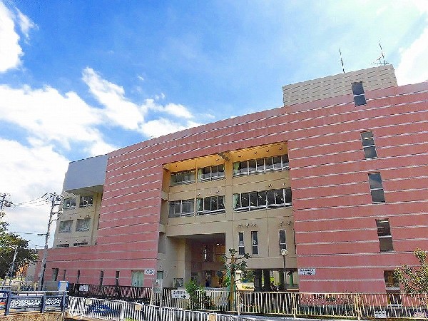 東生田小学校(アットホームな小学校です。新校舎や新体育館は平成21年に完成しました。)