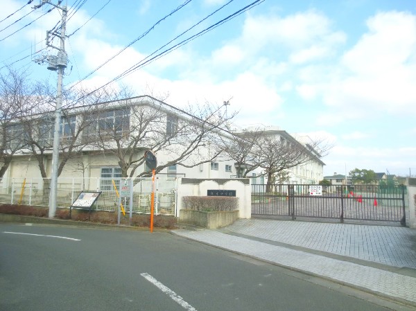 麻生中学校　(交通量の多い幹線道路を渡ることなく、主に住宅街を通り抜けるため、お子様にとって優しい通学路。部活動の朝練などが多くても親御様にとっても安心ですね。)