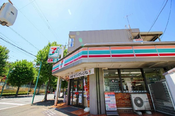 セブンイレブン横浜あざみ野店(特にお弁当等の惣菜で一歩先を行くセブンイレブン。会社帰りに立ち寄れる立地は嬉しい限り。)