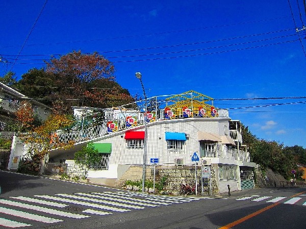 東百合丘保育園(送り迎えに無理のない距離感にある幼稚園です。豊かな自然に囲まれ、園舎・園庭から子供たちの元気な声が聞こえてきます。お子様の成長が楽しみです。)