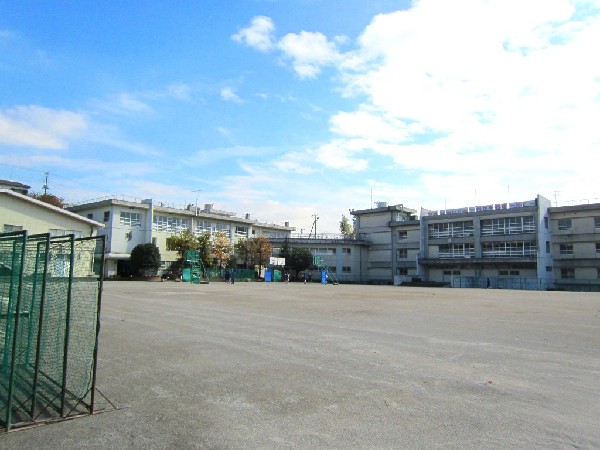 長沢中学校(学校教育目標は自分を見つめよう、心身を鍛えよう、規律を守り、責任を果たそう、想像的な精神をみがこう。)