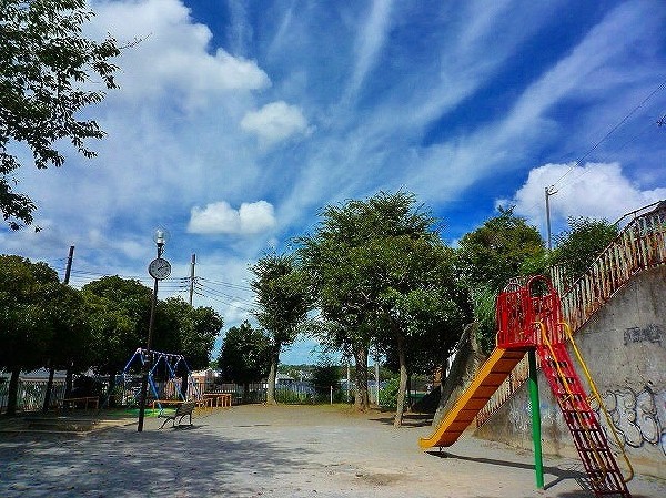 向ヶ丘東公園(高津区にある住宅街の十分な広さの公園です。遊び場には砂場、ブランコ、すべり台、鉄棒があります。)