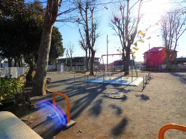 野川第二公園(青空の下で駆け回ったり、遊具で遊んだり、思い思いの遊びができます。子供たちの元気で楽しそうな声が響き渡ります。)