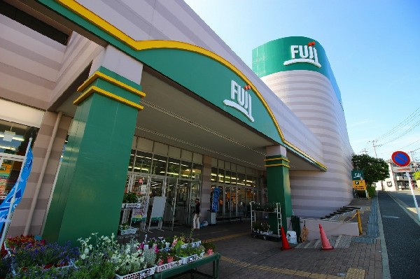 FUJI 上野川店(近隣には、スーパーがいくつかあるので、お買い物が楽しくなりそうです。)