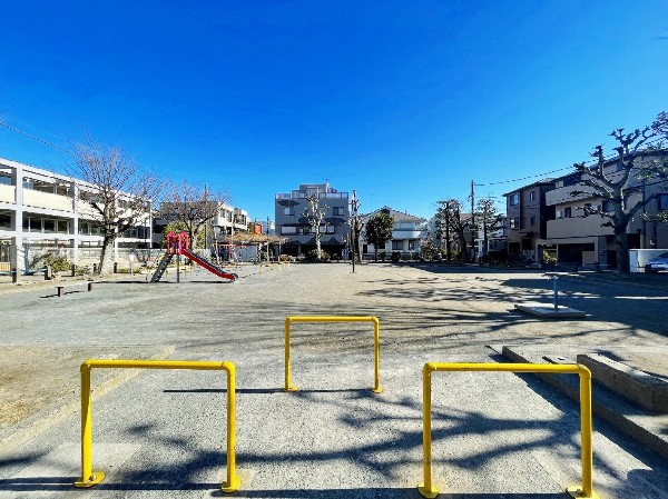 古市場第４公園(川崎市幸区にある住宅街の十分な広さの公園。保育園の隣にあります。)