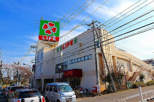 ライフ東有馬店(幹線道路沿いにあり、自転車や車で立ち寄りやすい駐車場完備のスーパーです。休日の買い出しや、お出かけ前やお帰りの立ち寄りにも便利です。)