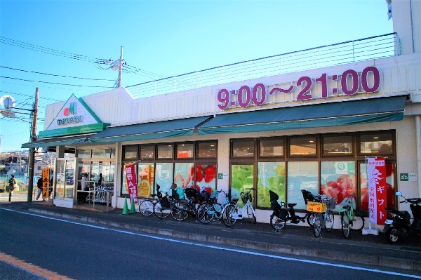 マルエツ平二丁目店(周囲にはいくつかのスーパーが点在しており、目的や曜日などで使い分けるもの良いですね。)