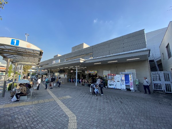 藤が丘駅(青葉台駅の渋谷寄り、一つ手前の各駅停車駅です。駅前にショッピングセンターやドラッグストアなどが一通り揃っています。)