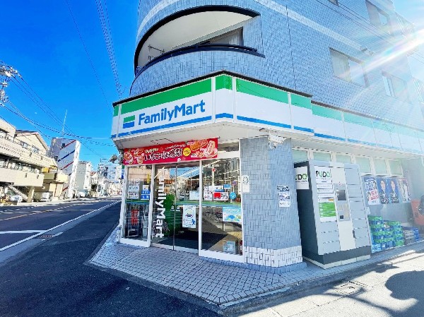 ファミリーマートますや古市場店(ファミチキをはじめスナックメニューも大人気です。買物だけではなく、日常生活に関係する最重要施設となりつつある。)