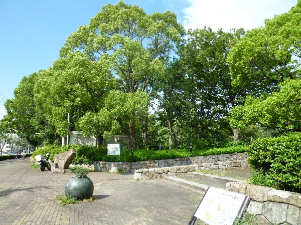 中原平和公園(「平和」をテーマにした施設として、平和祈念像、彫刻展示広場、平成4年にオープンした「川崎市平和館」があります。)