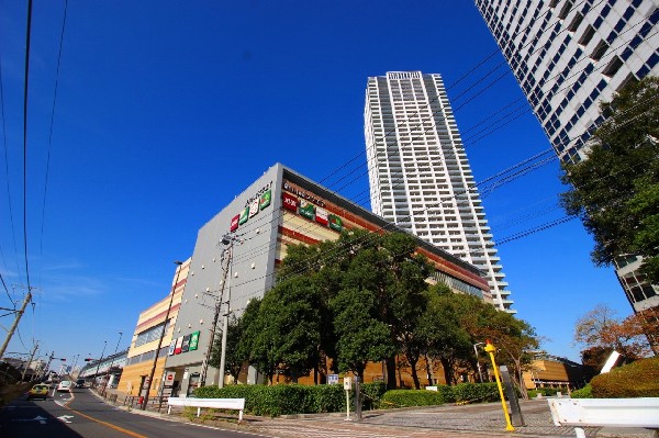 新川崎スクエア　(2015年にオープンしたショッピングビルです。スーパーのマルエツやサイゼリア、スシロー等の飲食店、100円ショップや美容院、銀行等が入っています。)