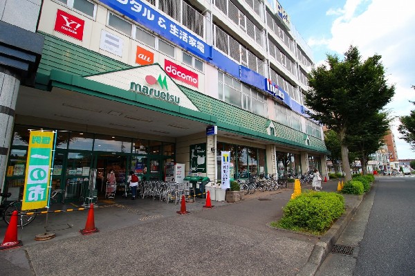 マルエツ鶴川店　(幹線道路沿いにあり、自転車や車で立ち寄りやすい駐車場完備のスーパーです。朝9時から夜9時まで営業。駐車場は65台無料です！)