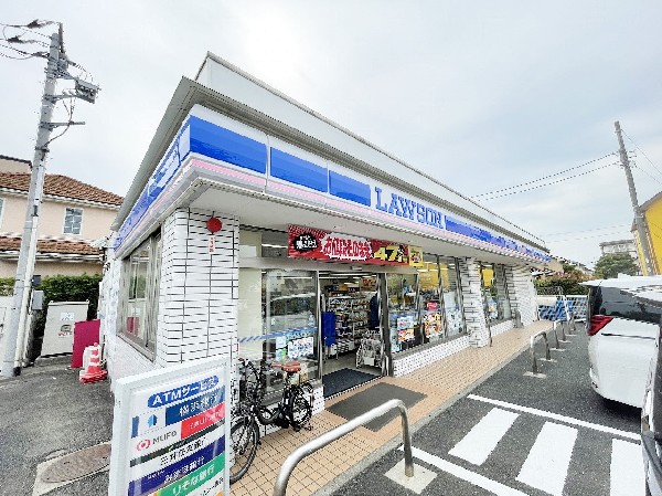 ローソン横浜みずずが丘店(「マチのほっとステーション」をスローガンに掲げる通り、忙しい日々に「ほっ」とするひとときをもたらします。)