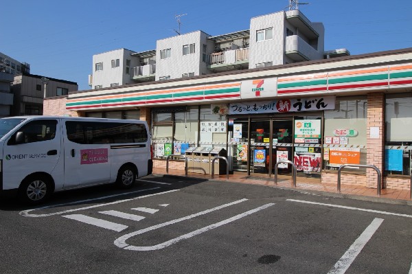 セブンイレブン川崎久末店(早朝や深夜など、時間帯を問わず、幅広い品物が揃うコンビニ。、近くにあるとやっぱり便利ですね。)