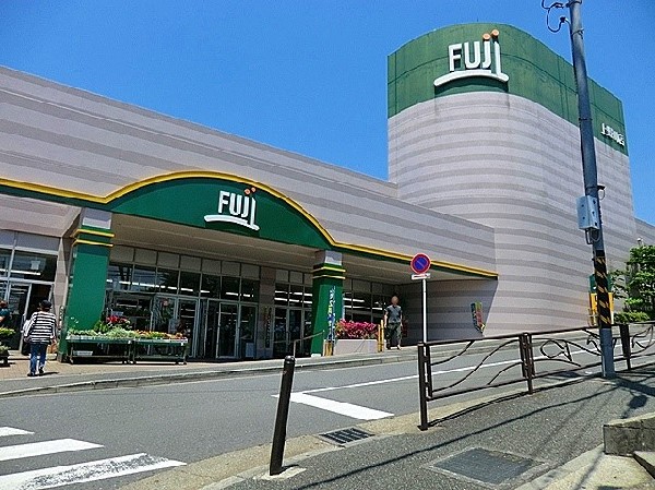 Fuji上野川店(近隣には、スーパーがいくつかあるので、お買い物が楽しくなりそうです。)