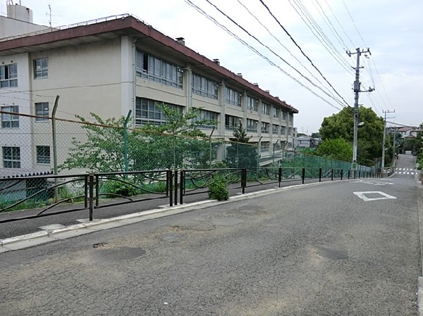 宮前平小学校(創立昭和55年。教育目標「今日も楽しく　明日が待たれる学校に」)