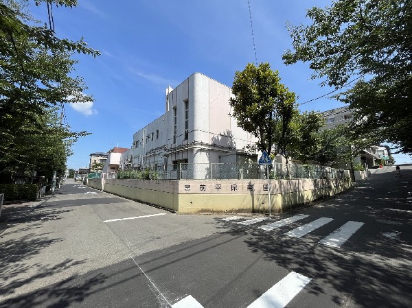 アスク宮前平保育園(認可保育園で、目の前には2か所の公園、園内には園庭とテラスがあり、こどもたちの遊び場には大変恵まれた環境です。)