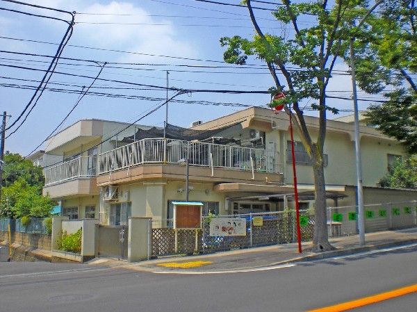 宮崎保育園(田園都市線「宮崎台」駅から徒歩5分ほどの場所にある川崎市の認可保育園です。駅から近い保育園ですが、四季の変化を感じる広い園庭があります。)