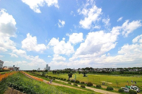 多摩川(サイクリングやペットとのお散歩、お子様とのキャッチボールなど、暮らしをより充実させてくれる住環境です。)