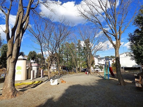 南生田公園 (午前は小さな子どもやお母さんたち、午後は小学生たちでにぎやかな公園です。遊具広場、野球場、テニスコートもあります。)