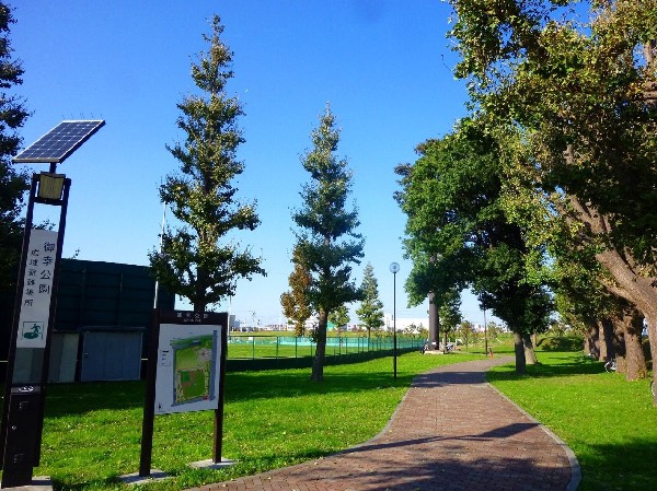 御幸公園(国道1号線と多摩川河川敷に面した公園　明治天皇が行幸された際の記念碑が梅林内にあります。)