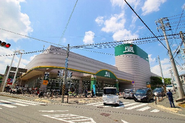 フジスーパー上野川店(周囲にはいくつかのスーパーが点在しており、目的や曜日などで使い分けるもの良いですね。)