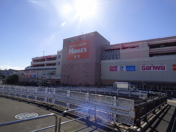 島忠ホームズ町田三輪店(株式会社島忠による大型ホームセンターで、さまざまなテナントが入る複合型の商業施設です。)