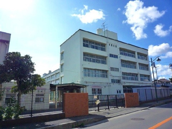 川和小学校(創立昭和23年。学校教育目標は~ふれあおう　まなびあおう　かがやこう～)