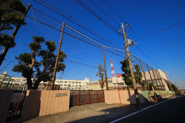 谷本中学校(昭和22年創立で70周年以上の歴史ある中学校。各学年6～7クラスあり、総生徒数約720人の大規模な中学校。)