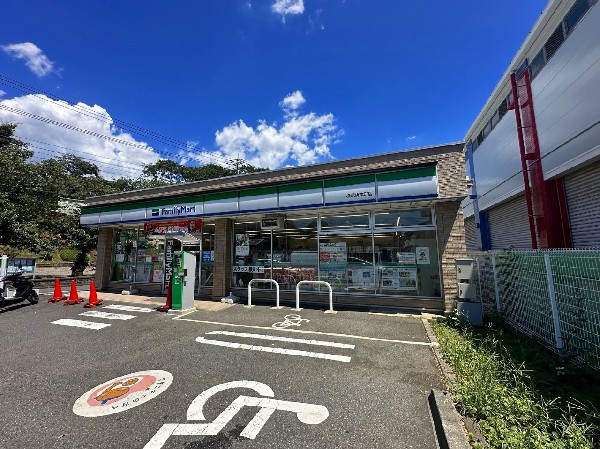 ファミリーマート　横浜折本町店(ファミチキをはじめスナックメニューも大人気です。買物だけではなく、日常生活に関係する最重要施設となりつつある。)