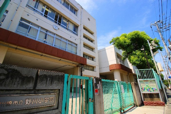 野川小学校(明治6年創立で約155年の歴史がある学校。総生徒数約780人で各学年120～130人。)