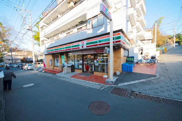 セブンイレブン川崎西生田店(時間を問わず、幅広い品物が揃うコンビニ。いまや買物だけではなく、日常生活に深く関係する施設となりつつある。)