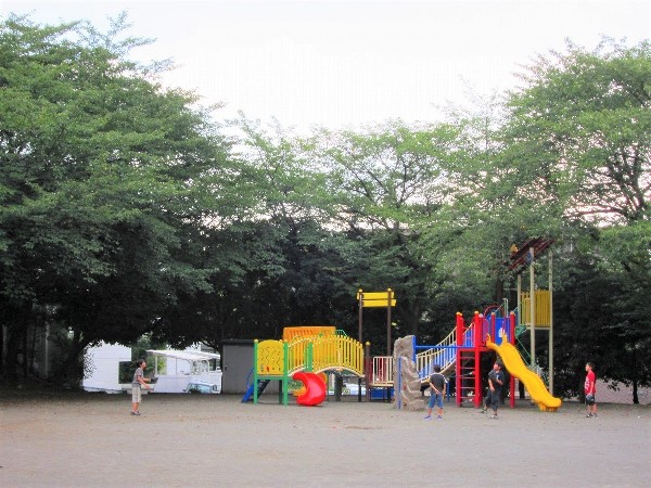 有馬つつじ公園(青空の下で駆け回ったり、遊具で遊んだり、思い思いの遊びができます。子供たちの元気で楽しそうな声が響き渡ります。)