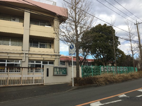 王禅寺中央中学校(小学校に併設された中学校、全校生徒約360人で緑に囲まれた環境です。)