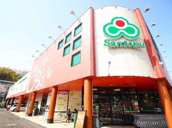 Santoku高田店(営業時間は9：30～22：00までで、駐車場は58台完備されています。)