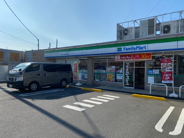 ファミリーマート港北下田町店(ファミチキをはじめスナックメニューも大人気です。買物だけではなく、日常生活に関係する最重要施設となりつつある。)