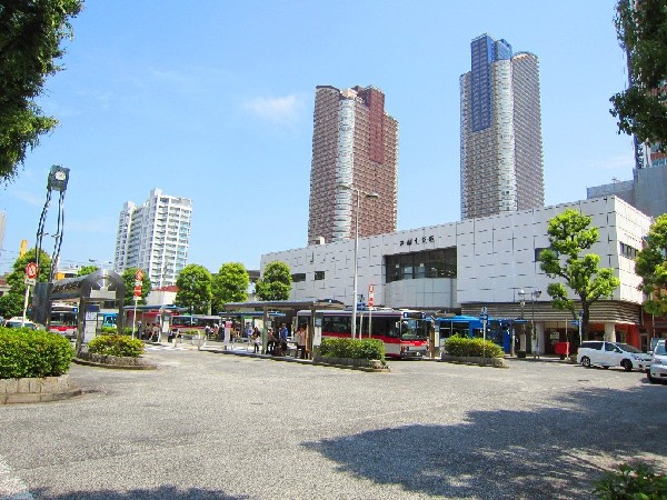 武蔵小杉駅(東急東横線、目黒線、JR南武線、JR横須賀線などアクセス良好。タワーマンションの林立する様はやはり圧巻です。ららテラスなど、商業施設も充実しています。)